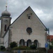 <b>Klaffer am Hochficht</b><br><i>Kostel Nanebevzetí Panny Marie.</i><br>Klaffer měl od roku 1890 vlastní mešní kapli. V roce 1941 byla zřízena v Klafferu kaplanská služba. V roce 1948 bylo založeno další sdružení pro stavbu kostela, protože první sdružení z roku 1896 zkrachovalo.<br> Architekt Hans Foschum vypracoval plány na halovou budovu se sedlovou střechou, členitým chórem a valbovou střechou a boční cibulovou věží, která byla postavena v letech 1949-1955.<br>Kostel byl vysvěcen biskupem Franzem Zaunerem 15. srpna 1955. Fara byla dokončena v roce 1956. V roce 1958 se Klaffer stal samostatnou farností.<br>Nyní je Klaffer farností začleněnou do kláštera Schlägl.<hr>27. 8. 2021