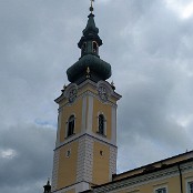 <b>Klášter Schlägl (Drkolná)</b><br>Klášter
Opatství je duchovním a pastoračním centrem Horního Mühlviertelu v Horním Rakousku.
Klášter byl založen ve 13. století na místě vymýceného lesa a dodnes plní základní úkoly, které mu uložili jeho zakladatelé.<br>Schlägl bylo původně založen jako cisterciácký klášter, pravděpodobně v letech 1202/03 pasovským biskupem.<br>Za poměrně krátkou dobu klášter převzali premonstráti.<br>Premonstrátský řád, k němuž klášter stále patří, byl založen v Premontre v roce 1121 svatým Norbertem z Xantenu a jeho úkolem je kromě pastorační péče také život ve společenství.<br> V současné době se klášter stará o osm vlastních farností, jednadvacet farností, z nichž některé jsou biskupské, dvě kaplanství a nemocnici Rohrbach.<br>Klášter má vlastní pivovar.<hr>27. 8. 2021