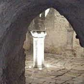 <b>Klášter Schlägl (Drkolná)</b><br>Dodnes zachovaná románská krypta a loď klášterního kostela pocházejí z poloviny 13. století.<hr>27. 8. 2021