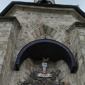 <b>Haslach an der Mühl, kostel sv. Mikuláše</b><br>Kříž s celou řadou atributů včetně hodin ukazujících 3 hodiny.<hr>27. 8. 2021